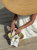 JGA Korbtasche mit Hangover Kit und Haarclip in weiß - weddorable